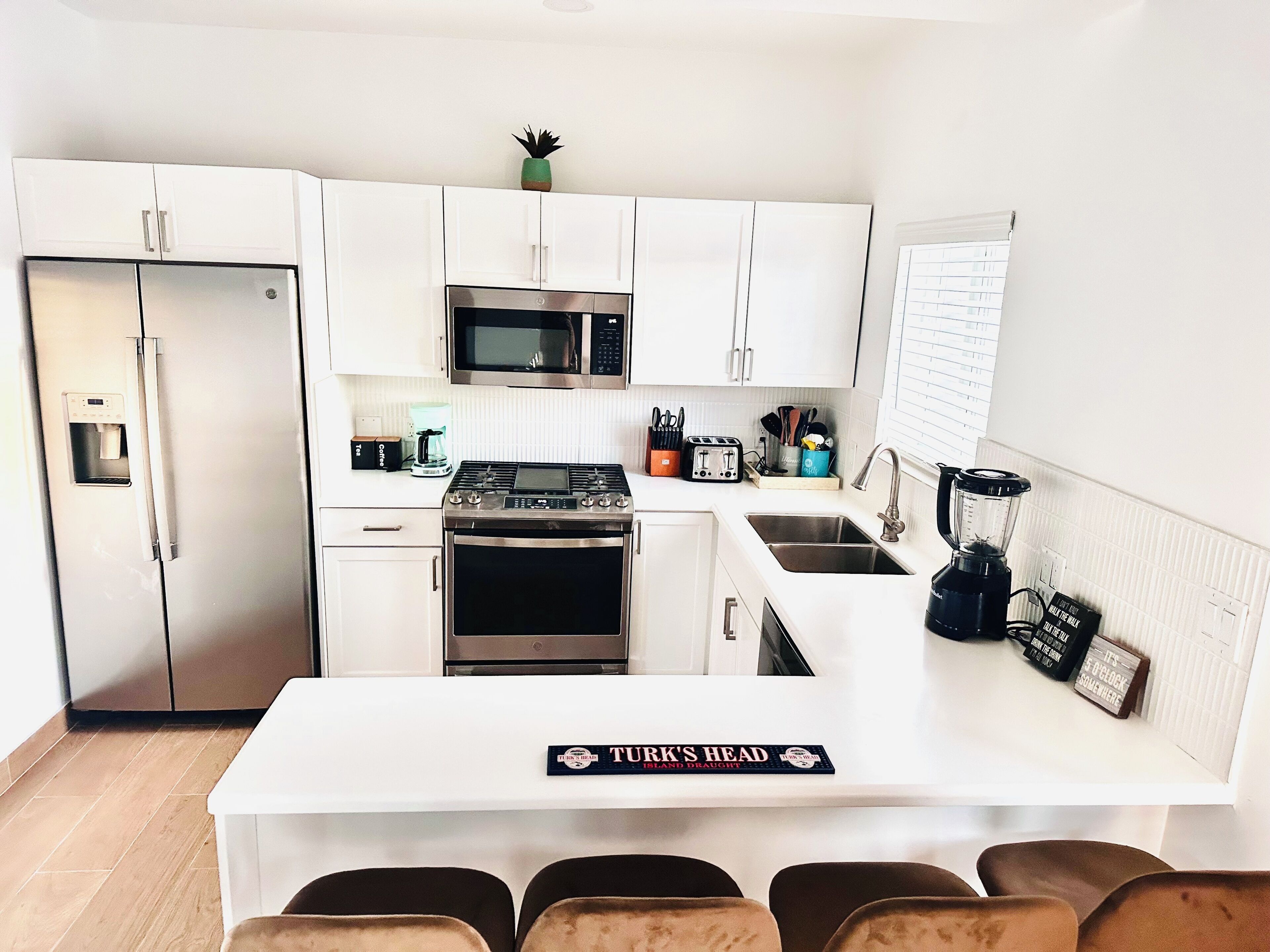 Een koelkast, een microgolfoven, een oven, een kookplaat