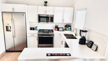 Een koelkast, een microgolfoven, een oven, een kookplaat