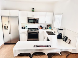 Een koelkast, een magnetron, een oven, een kookplaat