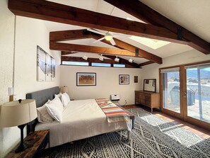 3 bedrooms, desk, iron/ironing board, free WiFi