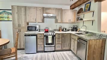 KĂŒhlschrank, Mikrowelle, Ofen, Herdplatte