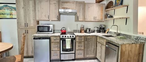 Geladeira, micro-ondas, fogão, cooktop
