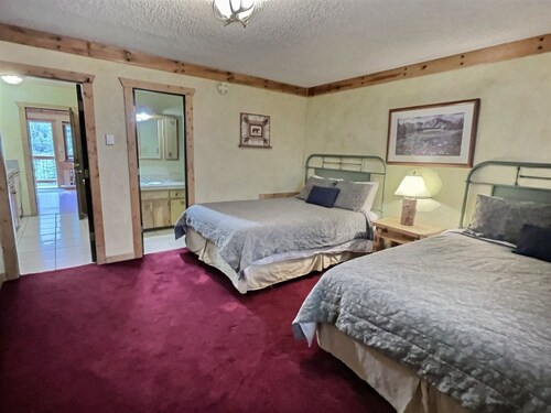 Awesome Ski Lodge Condo Sleeps 6 in Taos Ski Valley