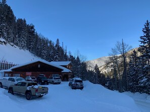 Aparcamiento en las instalaciones, se recomienda coche