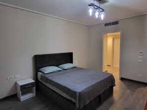 3 عدّة غرف نوم ومكواة/لوح كي وواي فاي وملاءات أسرّة