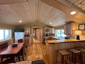 Fridge, microwave, oven, stovetop - Cozy Amizette - Cabin (Taos Ski Valley)