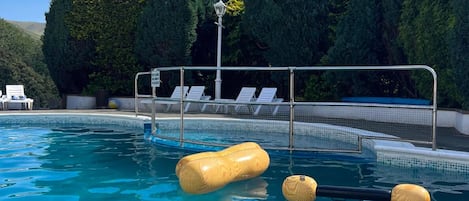 Utomhuspool och uppvärmd pool
