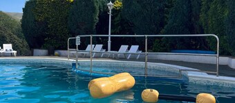 Cedar Chalet in Snowdonia Wales. Stunning Woodland Views & Pool, Family & Pets