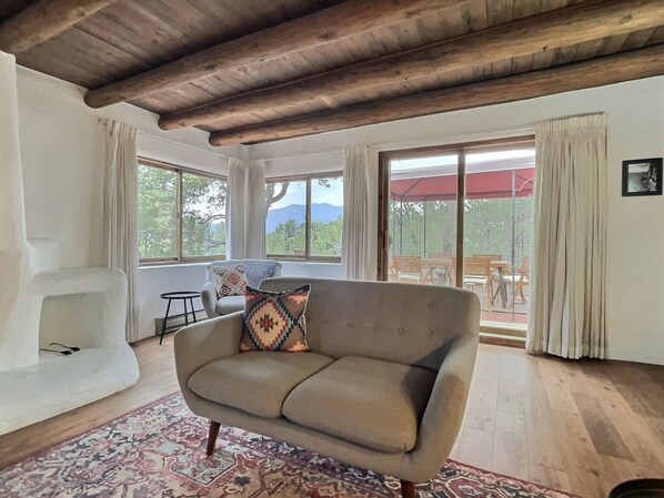 Smart TV, fireplace - Beautiful Adobe in the Pines Above Taos (Taos)