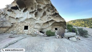 A cave-like structure with two small openings, one with a stone wall and the other with a rock wall. - A 10 mn des Plages, Appartement Refait à Neuf au Cœur D'un Village Authentique (Monacia-d'Aullène)