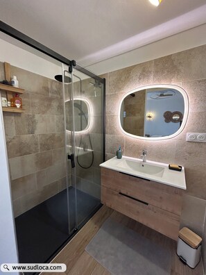 Shower, hair dryer, toilet paper - A 10 mn des Plages, Appartement Refait à Neuf au Cœur D'un Village Authentique (Monacia-d'Aullène)