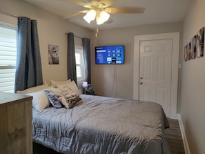 2 habitaciones, escritorio, tabla de planchar con plancha y wifi gratis 