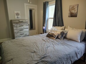 2 bedrooms, desk, iron/ironing board, free WiFi - Cozy 1920s corporate rental at the Toasty Cairn bungalow (Louisville)