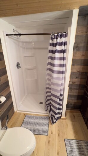 Douche, sèche-cheveux, serviettes fournies, savon