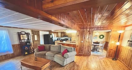 Cozy 3 b/r home w/ quick access to snowmobile trails in the beautiful Northwoods