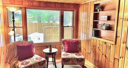 Cozy 3 b/r home w/ quick access to snowmobile trails in the beautiful Northwoods