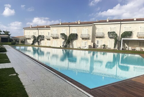 Like at Home No. 12 ☀️ Poolside Garden Apartment