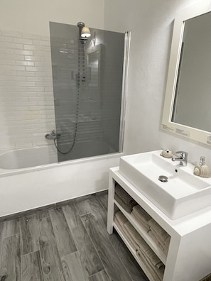 Douche, sèche-cheveux, bidet, serviettes fournies