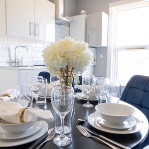 Apartment, Smoking - Spacious 2 Bed Apt Sleeps 5 Relocation Kent (Sittingbourne)