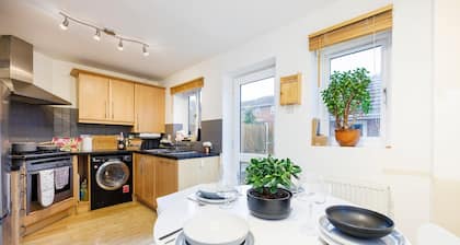 Stylish 3-bed Home in East London Free Parking