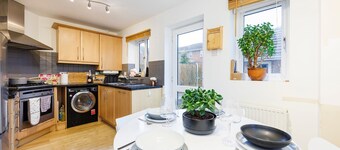 Stylish 3-bed Home in East London Free Parking