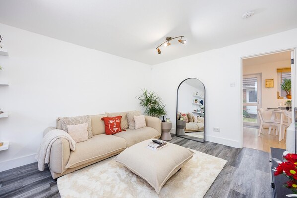 Interior - Stylish 3-bed Home in East London Free Parking (London)