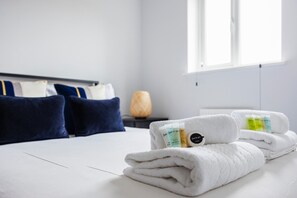 House, Smoking | 2 bedrooms, desk, Internet - Stylish 3-bed Home in East London Free Parking (London)