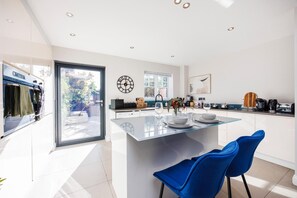 4 bedrooms, Internet - Large 4 Bed Townhouse in Uxbridge Sleeps 9 (Uxbridge)