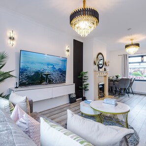 House, Smoking - New 2 Bed House Merseyside Sleeps 5 (St Helens)