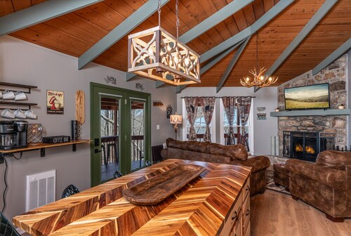 Cozy Treehouse steps from Beech Mtn ski resort, Restaurants, Trails and Fishing!