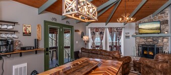 Cozy Treehouse steps from Beech Mtn ski resort, Restaurants, Trails and Fishing!
