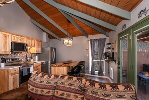 Fridge, microwave, oven, stovetop - Cozy Treehouse steps from Beech Mtn ski resort, Restaurants, Trails and Fishing! (Beech Mountain)