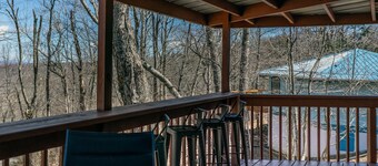 Cozy Treehouse steps from Beech Mtn ski resort, Restaurants, Trails and Fishing!