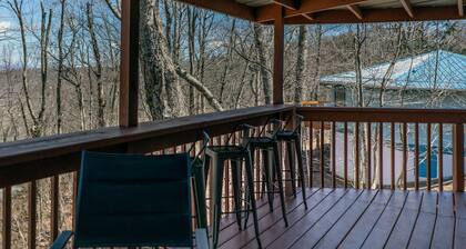 Cozy Treehouse steps from Beech Mtn ski resort, Restaurants, Trails and Fishing!