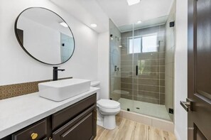 Douche, sèche-cheveux, serviettes fournies, savon