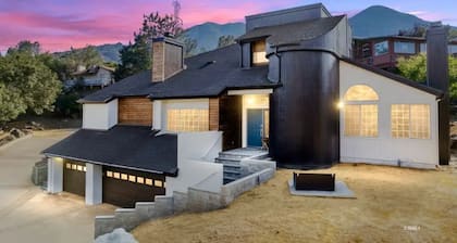 Valhalla House, Luxury Home, 1mi to Downtown, 4 BR, Game Room, Hot Tub, Backyard