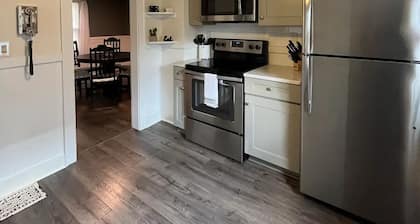 Cozy 2BR Fairport Village home
