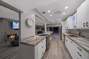 Fridge, microwave, oven, stovetop - Starry Nights, Majestic Views, Salt Water Pool (Palm Desert)