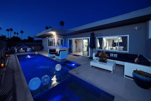 Outdoor pool, a heated pool - Starry Nights, Majestic Views, Salt Water Pool (Palm Desert)