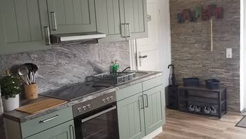 Kühlschrank, Mikrowelle, Ofen, Herdplatte