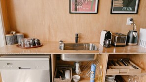 Kaffetrakter/tekoker, kjøleskap, mikrobølgeovn og oppvaskmaskin