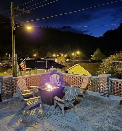 Spacious Home Ample Parking
1/2 Mile from the Hatfield and McCoy Trails!