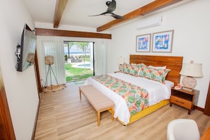 4 bedrooms, desk, iron/ironing board, free WiFi - STUNNING Oceanfront Getaway – Casa Del Mar, Playa Coyote!! (Bejuco, Nandayure)