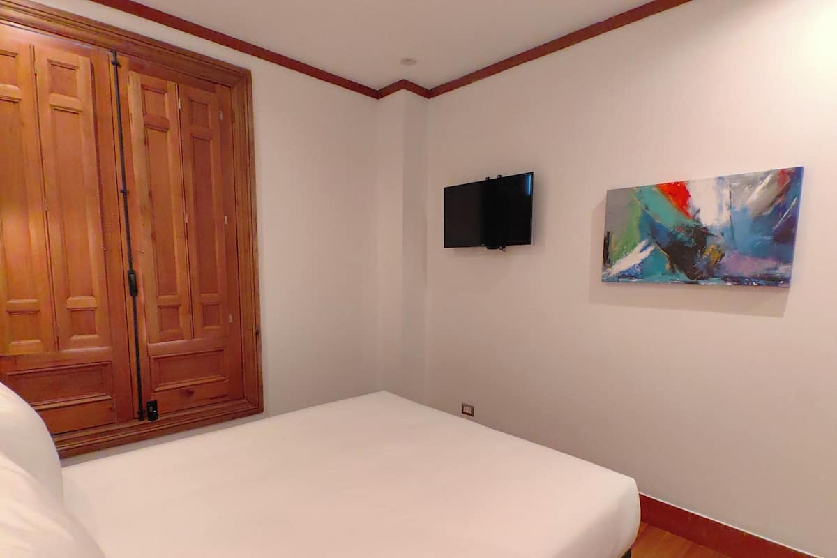 Een kluis op de kamer, een strijkplank/strijkijzer, gratis wifi