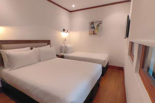 Superior Triple Room | In-room safe, iron/ironing board, free WiFi, bed sheets