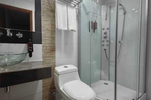 Superior Triple Room | Bathroom | Bathtub, towels