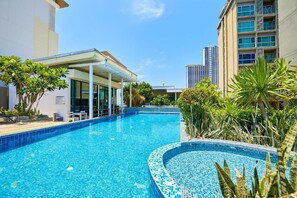 2 piscinas externas, espreguiçadeiras