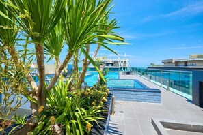 2 utendørsbassenger og solsenger