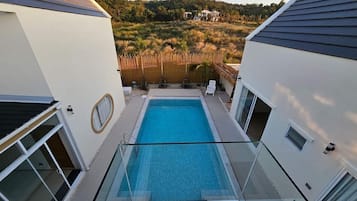 10 outdoor pools
