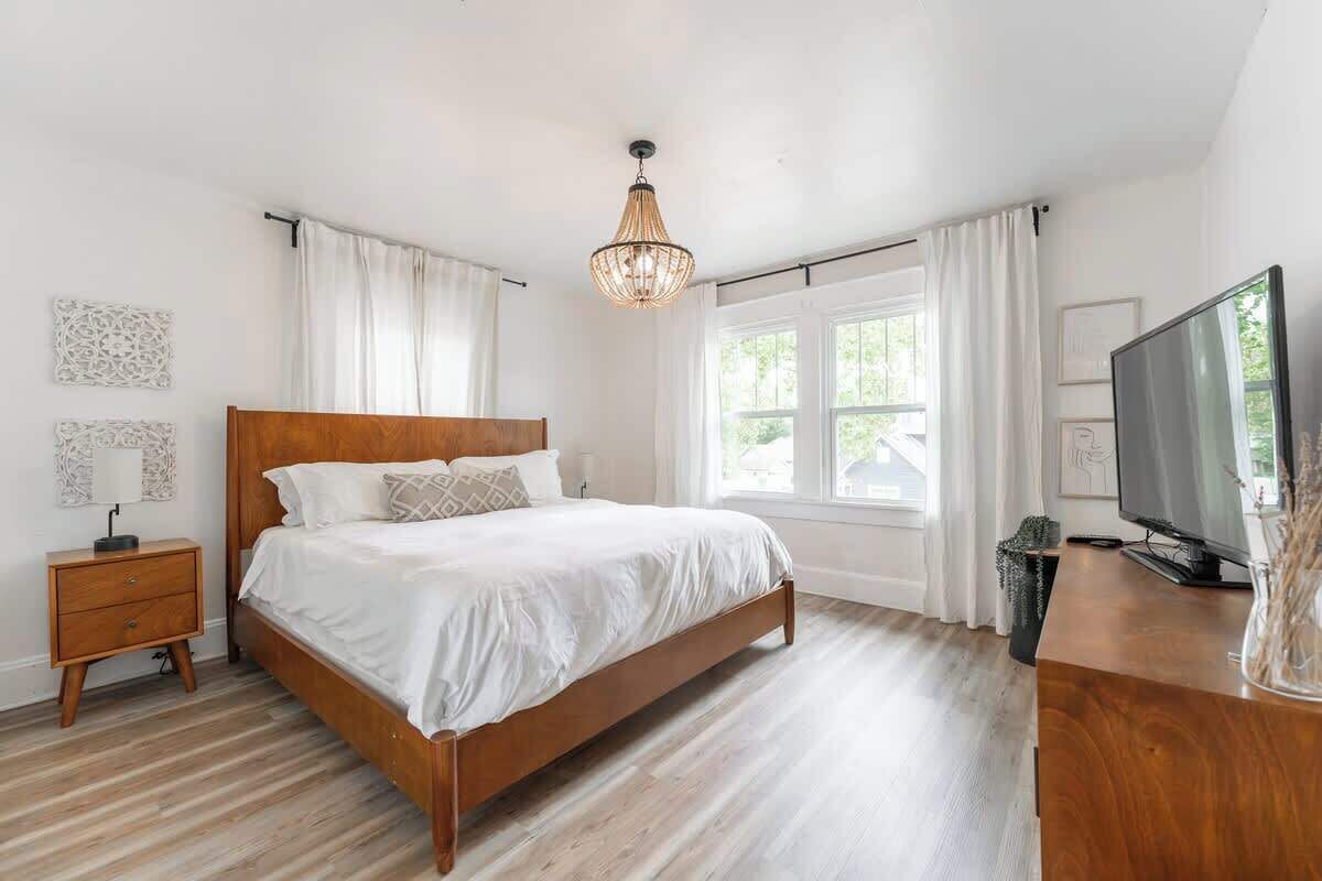 6 bedrooms, desk, iron/ironing board, travel crib